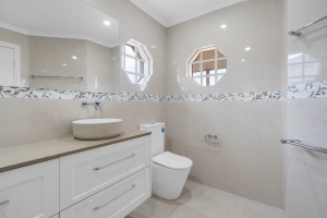 Warm tones and colours in bathroom renovation