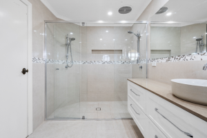 Double shower space behind a semi-frameless shower screen