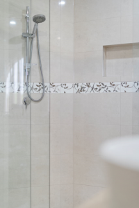 Single shower rail with a spacious niche